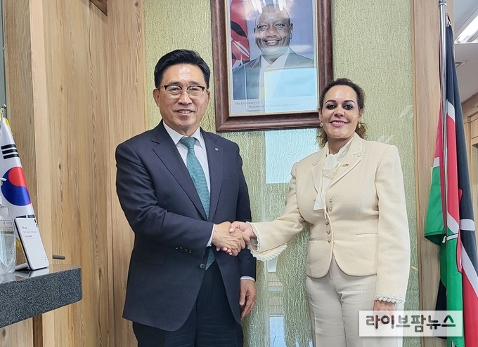 한국농수산식품유통공사 김춘진 사장(좌측), 므웬데 므윈지 주한 케냐 대사(우측)
