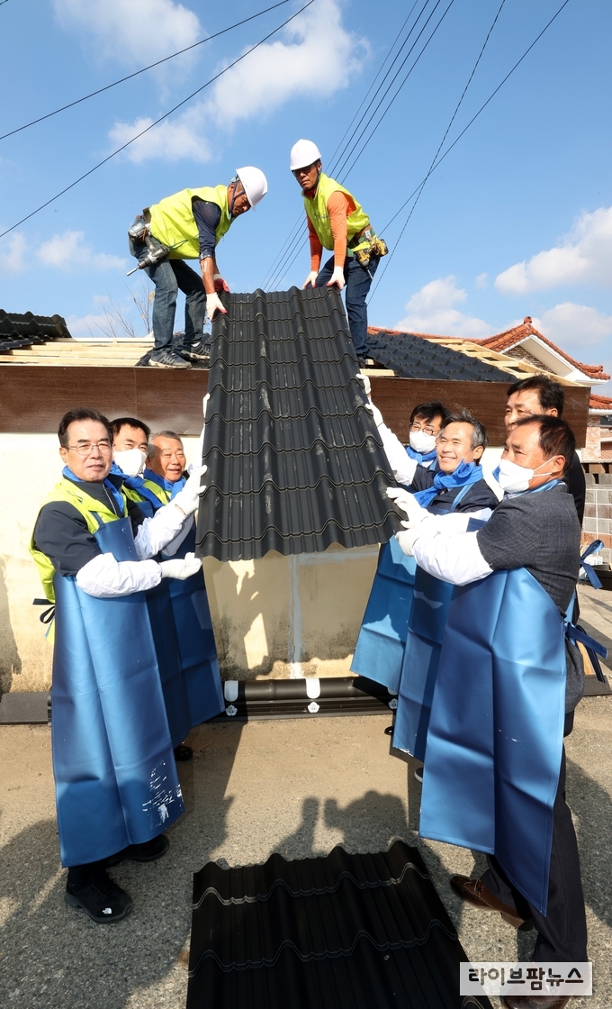 15일 전남 장흥군에서 열린 ‘사랑의 집고치기’ 봉사에서 이성희 농협중앙회장(사진 왼쪽에서 첫 번째)과 김승남 국회의원(사진 오른쪽에서 세 번째) 등 참석자들이 지붕 수리 작업을 하고 있다.