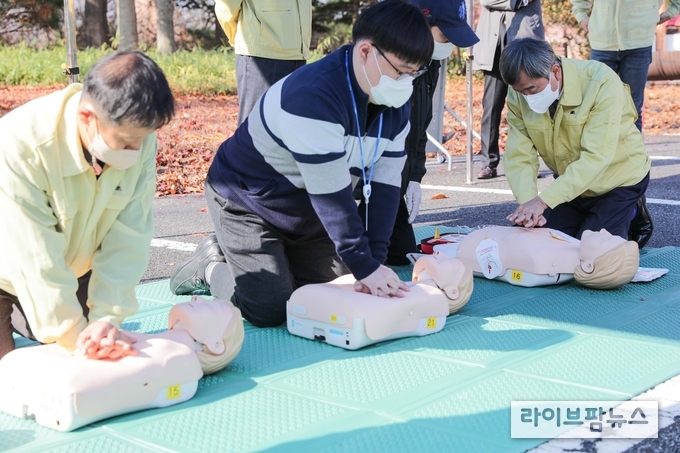  안전한국훈련 심폐소생술 실습교육에 참가한 한국마사회 정기환 회장과 임직원.
