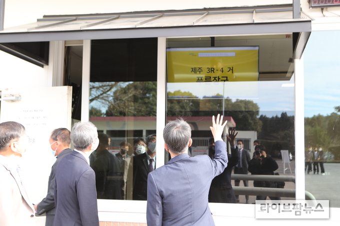 한국마사회 정기환 회장은 25일 제주경마공원을 방문해 경마고객 안전사고 예방 대책과 경마시행과 관련된 다양한 위험요인들에 대한 점검을 시행했다.
