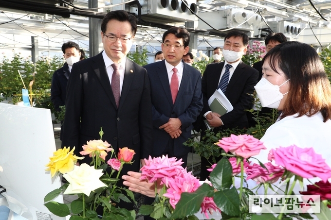 5일 정황근 농림축산식품부장관은 경북 김천시 소재 농림축산검역본부, 국립농산물품질관리원, 국립종자원을 차례로 방문하고 직원들의 애로사항을 청취하는 등 소통의 시간을 가졌다. 사진은 종자원 방문 모습.