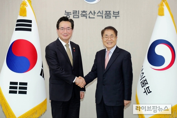 정황근 농림축산식품부장관은 7일 장태평 신임 농어업·농어촌특별위원회 위원장을 면담했다.