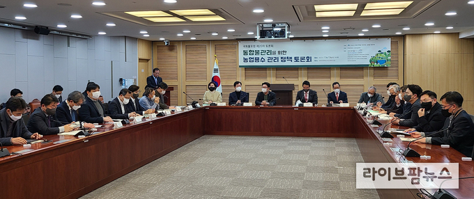 농어촌공사와 한국농공학회가 공동 주관한‘통합물관리를 위한 농업용수 관리 정책 토론회’가 13일 국회의원회관에서 개최됐다.