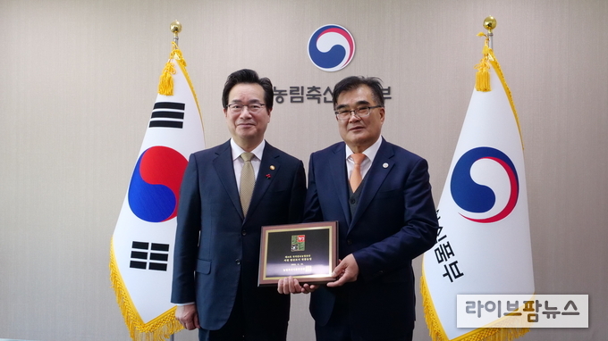 정황근 농림축산식품부장관은 19일 정부세종청사에서 ‘서천 한산모시 전통농업’에 대한 제18호 국가중요농업유산 지정서와 지정패를 김기웅 서천군수에게 수여했다.