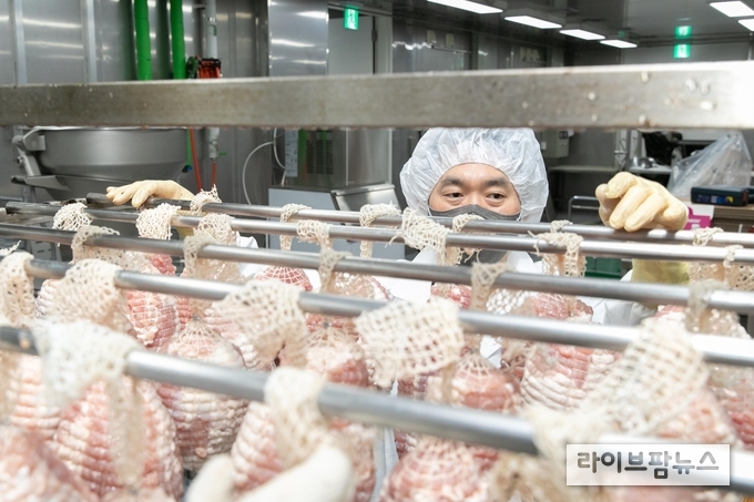 소규모육가공연구회 수제 햄 제조 모습.