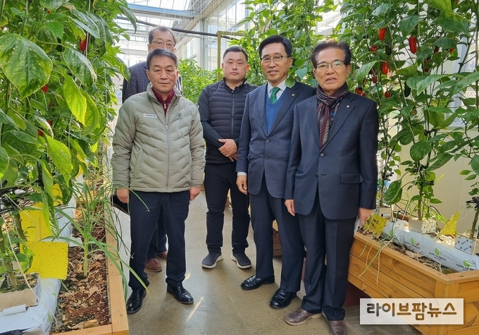 <strong>도곡농협 스마트팜 도농상생센터 현장 사진</strong><br>
김춘진 한국농수산식품유통공사 사장(우측 2번째), 도곡농협 서병연 조합장(우측 1번째)