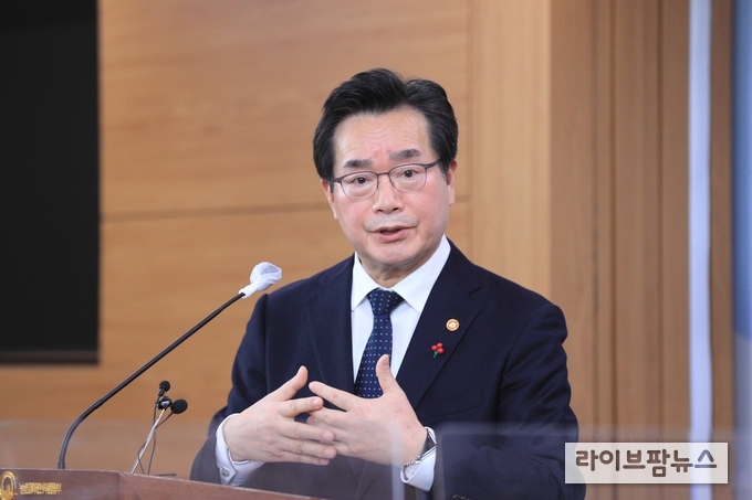 4일 농식품부 업무보고 사전브리핑을 하고 있는 정황근 장관<사진=농식품부>