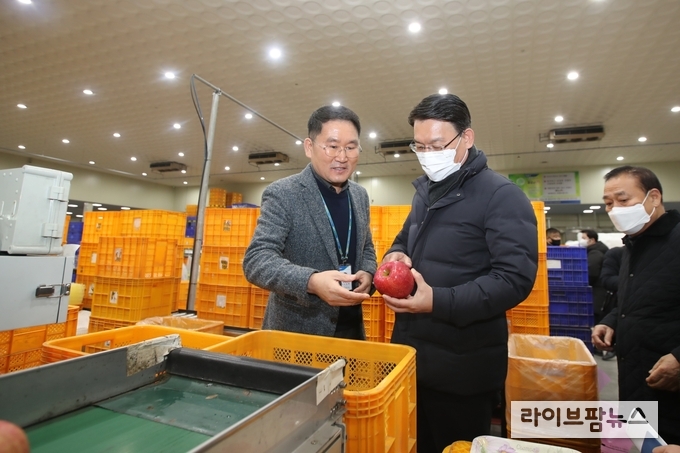 김인중 농식품부차관은 충북 충주시 소재 과수 거점 산지유통센터를 찾아 성수품 수요가 가장 집중되는 설 2주를 맞아 성수품 수급 상황을 점검했다.