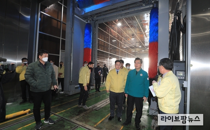 정황근 농림축산식품부장관은 12일 경기도 양주시 거점소독시설과 경기도 북부 동물위생시험소를 방문하여 민생안정을 위한 설 명절 대비 방역상황을 점검했다.