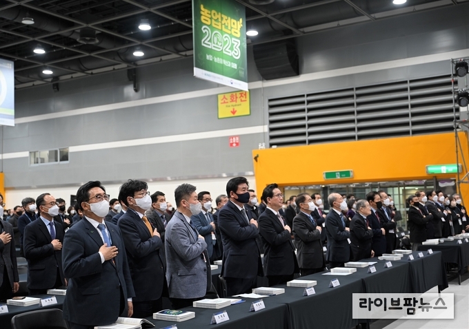 <strong>‘제26회 농업전망 2030’ 현장 사진</strong><br>
(좌측부터) 한국농수산식품유통공사 김춘진 사장, 농촌진흥청 조재호 청장, 대통령실 박범수 농해수비서관, 국회 농림축산식품해양수산위원회 소병훈 위원장, 농림축산식품부 정황근 장관, 농어업농어촌특별위원회 장태평 위원장, 한국농촌경제연구원 김홍상 원장