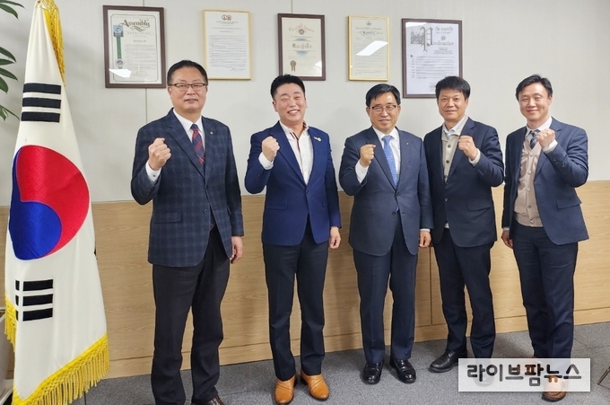 한국농수산식품유통공사 김춘진 사장(우측 3번째), 미 풀러턴시장 고광림 특사단장(좌측 2번째), 미 풀러턴시장 오세진 경제고문(우측 2번째)