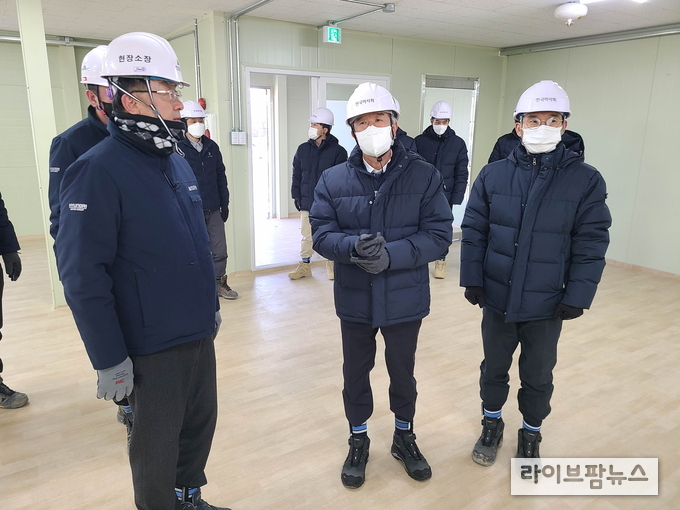 영천경마공원 건설현장 점검 나선 한국마사회 정기환 회장.