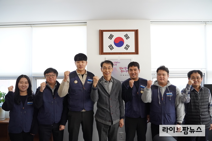 한국식품안전관리인증원은 지난달 31일 본원 청사에서 2023년 새롭게 출범한 노동조합 집행부와 함께 신뢰의 노사파트너십 구축을 위한 노사 정례회를 처음으로 가졌다.