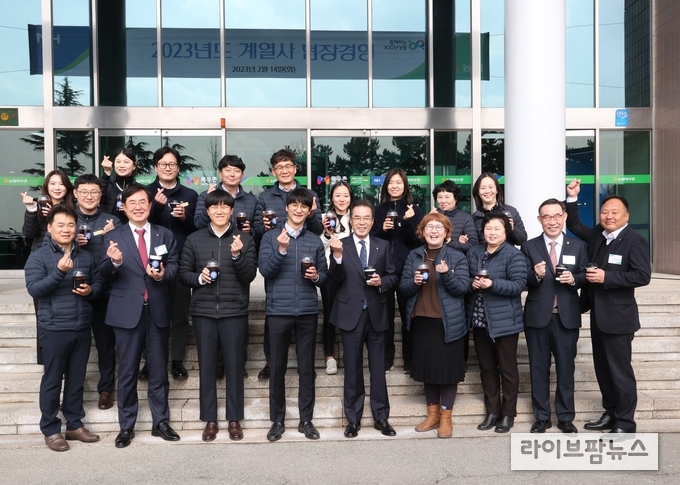 14일 전북 김제시 농협목우촌 육가공공장에서 열린 유통·서비스부문 계열사 현장경영 후 이성희 농협중앙회장(사진 앞줄 왼쪽에서 다섯 번째)이 임직원들과 기념촬영을 하고 있다.