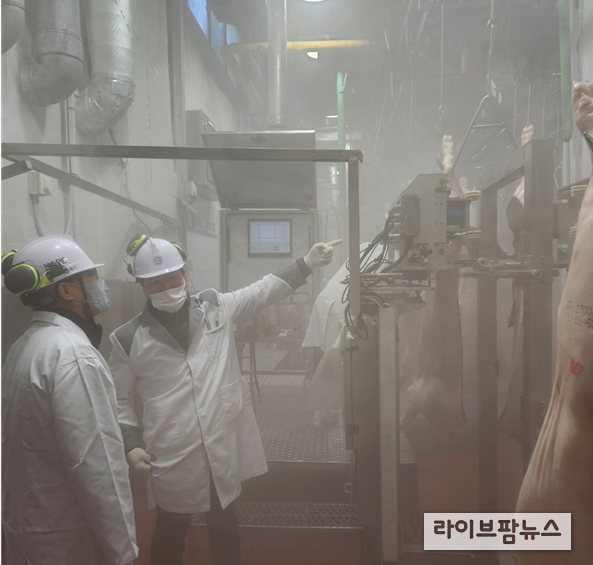 박병홍 원장(좌) 현장 안전 점검 장면.