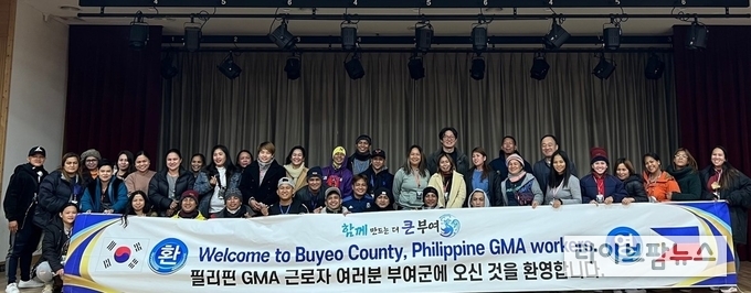 농협중앙회는 21일 충남 부여군 세도농협에서 '공공형 계절근로사업'으로 올해 첫 입국한 외국인근로자와 함께 입국환영행사를 실시했다.