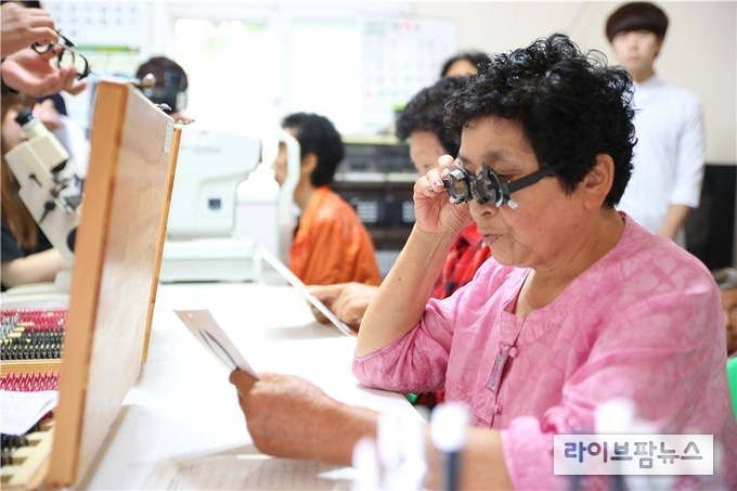 농촌재능나눔활동지원사업에 참여한 단체가 주민들의 안경 제작을을 위한 시력검사를 하고 있다.