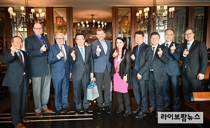 한국농수산식품유통공사 김춘진 사장(좌측4번째), 캐나다 앨버타주 브라이언 진 경제개발장관(좌측5번째), 캐나다 앨버타주 라잔소니 무역장관(우측5번째), 주 앨버타 제랄드 치피어 명예영사(좌측3번째)