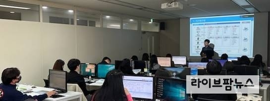 농지보전부담금 교육에 참석한 현장 직원이 시스템 교육을 받고있다.