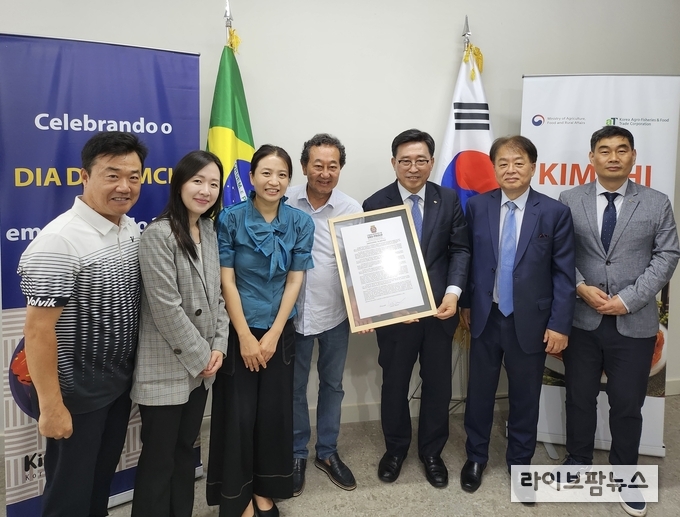 <strong>상파울루시 김치의날 추진 결의 기념사진</strong><br>
한국농수산식품유통공사 김춘진 사장(우측 3번째), 상파울루시 아우렐리오 노무라 의원(우측 4번째), 브라질 한인회 권명호 회장(우측 2번째), 중남미한국식품연합회 하윤상 회장(좌측 1번째), 공사 상파울루지사 정유선 지사장(좌측 3번째)