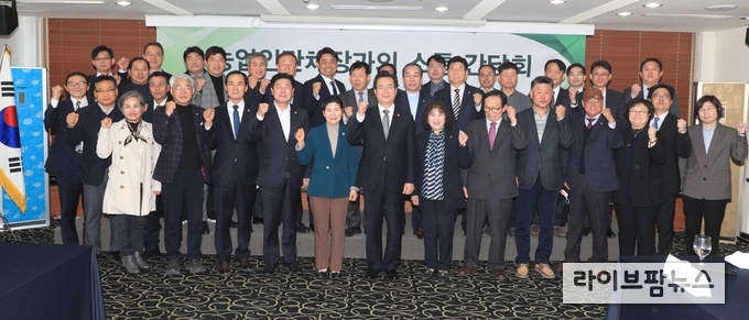 농림축산식품부 정황근 장관은 17일 오전, 서울 한국프레스센터에서 주요 농업인단체장과 소통 간담회를 가졌다.