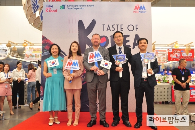 <strong>베트남 메가마켓 ‘Taste of Korea’ 행사 개막식</strong><br>
한국농수산식품유통공사 호치민지사 조성배 지사장(우측 2번째), 베트남 메가마켓 브로노 조슬린 이사(좌측 3번째), 호치민 총영사관 김미연 영사(좌측 2번째)