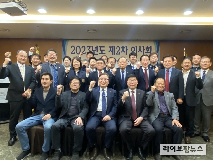 대한수의사회가 22일 개최된 2023년도 제2차 이사회에서 부회장 및 상설위원회 위원장 등으로 구성된 제27대 임원 명단을 보고하고, 특별위원회 등 집행부 구성 계획을 인준 받으면서 새 집행부의 공식 출범을 알렸다.