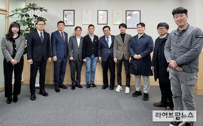 한국농수산식품유통공사 김춘진 사장(우측5번째), 김도현 전북대학교 동물분자유전육종사업단 연구교수(우측3번째), 김문석 청춘한우사업단 부회장(우측4번째)