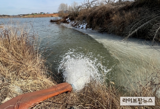 농림축산식품부)는 5~6월 본격적인 영농기를 앞두고 용수공급 능력이 부족한 지역에 관정개발, 양수시설 설치 등 용수공급시설 확충을 위한 예산 60억원을 지자체에 긴급 지원한다고 밝혔다. 사진은 전남 나주 노안저수지 양수저류 전경.