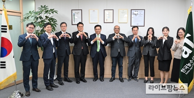 한국농수산식품유통공사 김춘진 사장(좌측5번째), 수리남 파르마낭 슈디엔(Parmanand Sewdien) 농수축산부 장관(우측5번째),