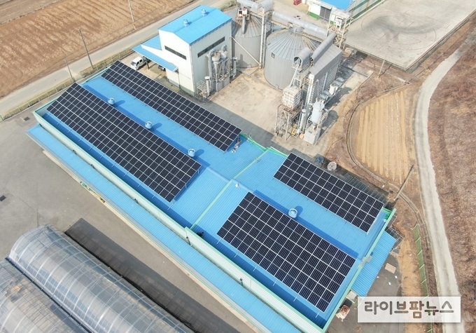 농협경제지주는 충북 옥천군 청산농협에 '농·축협 지붕임대 태양광사업' 1호 발전소를 준공하고 지난달 20일 상업운전을 시작했다. 사진은 청산농협 태양광발전소 전경.