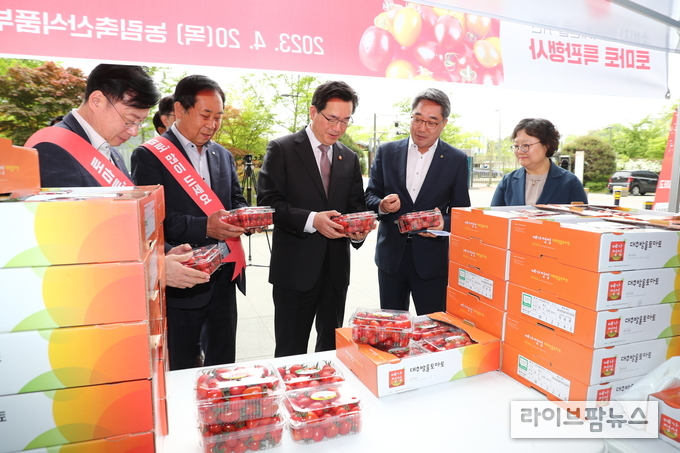 정황근 농림축산식품부 장관은 20일 오전, 정부세종청사 5동 앞에서 진행된 토마토 소비촉진 행사 현장을 방문하여 관계자들을 격려하고 판매 중인 토마토를 직접 구매하며 소비촉진 행사에 동참했다.