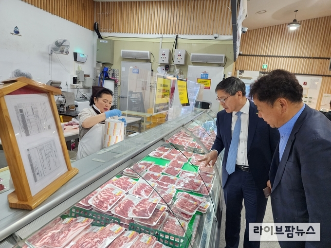 박병홍 원장(좌)과 백은호 상무(우)가 세종시로컬푸드 싱싱장터를 방문해 돼지고기 판매 현황을 확인하고 있다.