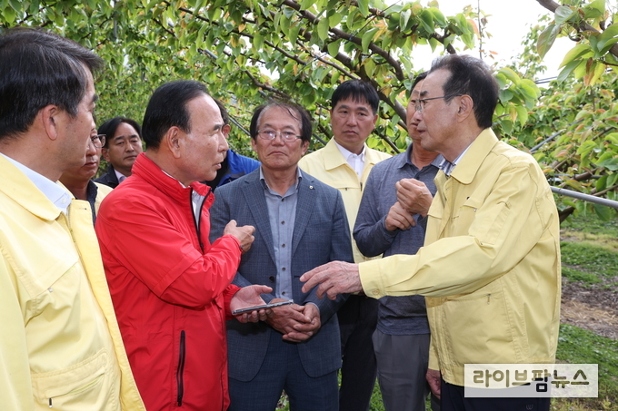 이성희 농협중앙회장(맨 오른쪽)은 박덕흠 국회의원(왼쪽에서 두번째)과 함께 충북 보은의 냉해피해 농가를 방문해 피해현황 점검 및 농업인 의견 청취 후 지원방안을 논의했다.