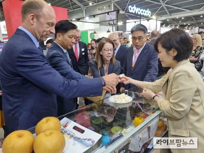 <strong>한국 배를 시식 중인 싱가포르 산업통상부·문화부 장관</strong><br>
싱가포르 산업통상부·문화부 장관 Alvin Tan(좌측 2번째), 한국농수산식품유통공사 장재형 쿠알라룸푸르지사장(우측 2번째)