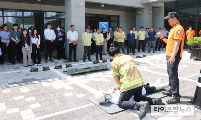 축산물품질평가원 임직원이 아름119안전센터 소방공무원의 지도하에 심폐소생술 및 응급처치 훈련을 받고 있다.