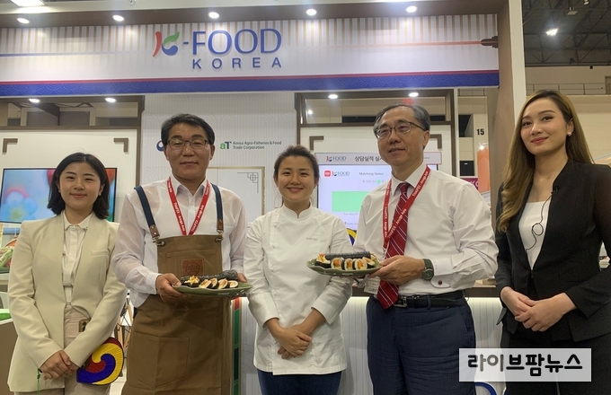 <strong>방콕식품박람회 ‘한국관’ 김밥 조리 시연·시식행사</strong><br>
한국농수산식품유통공사 권오엽 수출식품이사(좌측 2번째), 주태국대한민국대사관 문승현 대사(우측 2번째)