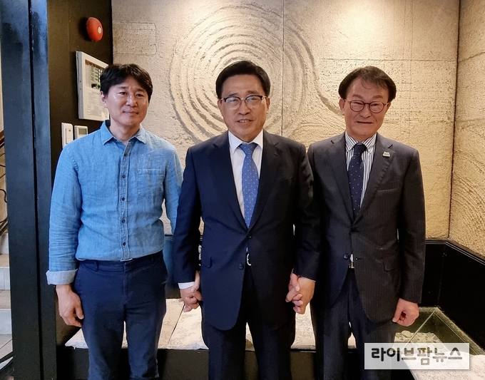 <strong>간담회 현장 사진</strong><br>
한국농수산식품유통공사 김춘진 사장(가운데), 안병일 한국스카우트연맹 사무총장(우측1번째), 조용탁 국회스카우트의원연맹 국장(좌측1번째)