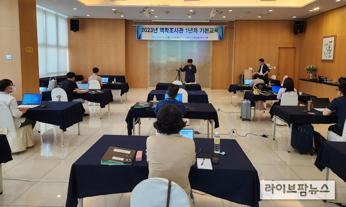 농림축산검역본부는 지난해부터 개설·운영 중인 가축전염병 역학조사관 교육·훈련과정을 통해 ’22년도 1년차 교육 이수자 중 11명을 대상으로 2년차 실무교육을 완료했다.