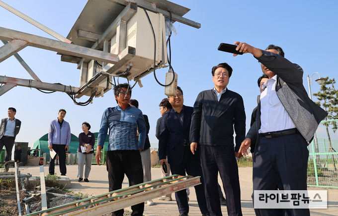 조재호 농촌진흥청장은 15일 충남 서산시 부석면에 있는 서산간척지영농조합법인의 공동 벼 육묘장을 찾아 가루쌀 육묘(모기르기) 진행 상황을 살피고, 서산 지역 가루쌀 생산단지 현황을 살폈다.