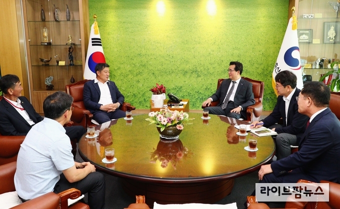 정황근 농림축산식품부 장관은 16일, 농림축산식품부에서 대한한돈협회 회장단 및 대구경북양돈농협 이상용 조합장과 정책 간담회를 가졌다.