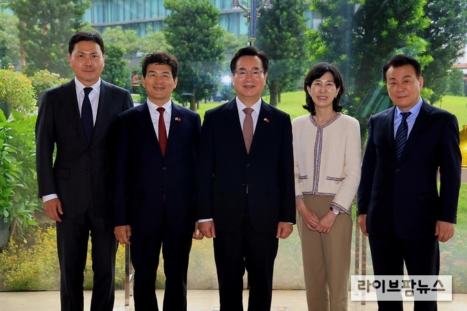 정황근 농림축산식품부 장관은 23일, 베트남 하노이 제이더블유(JW) 메리어트 호텔에서 농식품 수출·유통기업과 차담회를 가졌다.