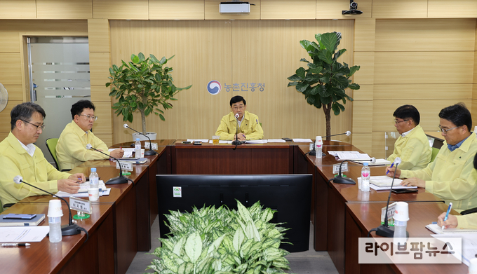 윤종철 농촌진흥청 차장은 26일 전북혁신도시 농촌진흥청 재해대책상황실에서 '중앙 - 지방 농촌진흥기관 장마대비 재해대책 추진상황 점검회의'를 주재하고 각 지역의 작목별 피해 최소화 대책을 점검하고 있다. 사진제공 = 농촌진흥청