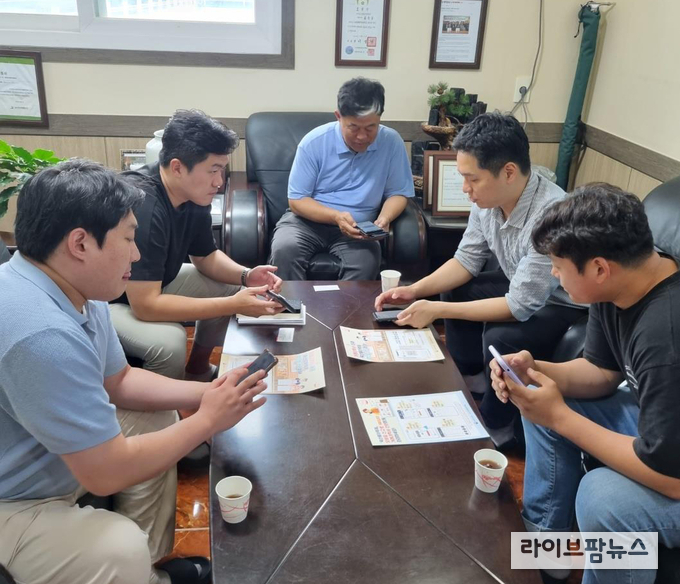 축산물품질평가원 경기지원은 19일부터 식육포장처리업체를 필두로, 축산농가, 소비자 등을 대상으로 축산물 전자 민원서비스에 대한 교육을 실시한다. 사진은 현장 고객 소통 활용모습.