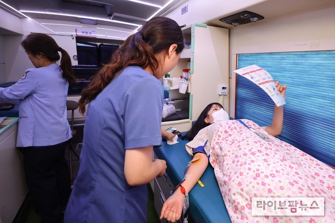  '2023년 제2차 사랑의 단체헌혈’에 참여하고 있는 한국마사회 직원.