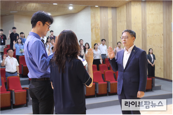 축산물품질평가원 박병홍 원장(우)과 대표 직원이 청렴 결의문을 낭독하며 청렴한 조직문화 조성 및 공정한 직무수행 실천을 다짐하고 있다.