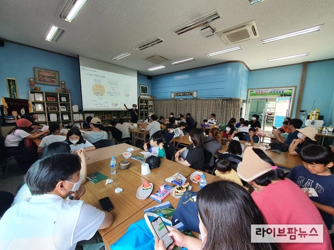농림축산식품부는 12일 이마트 및 대중소기업농어업협력재단, 전라남도, 해남군과 ‘농촌 빈집재생 사업(프로젝트)’ 추진을 위한 업무협약(MOU)을 체결했다.