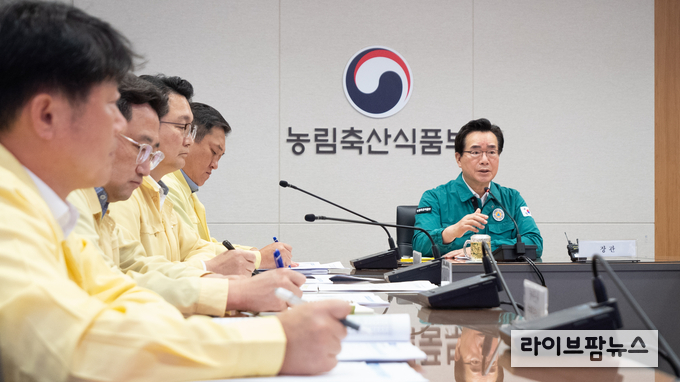 농림축산식품부 정황근 장관은 12일 17시 30분 농업재해대책상황실에서 13~15일 집중호우에 대비하여 농업부문 대비상황 및 피해발생시 조치계획에 대한 긴급 점검회의를 가졌다.