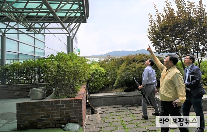 <strong>양재 aT센터 안전점검 실시 현장.</strong><br>
김춘진 한국농수산식품유통공사 사장(가운데)