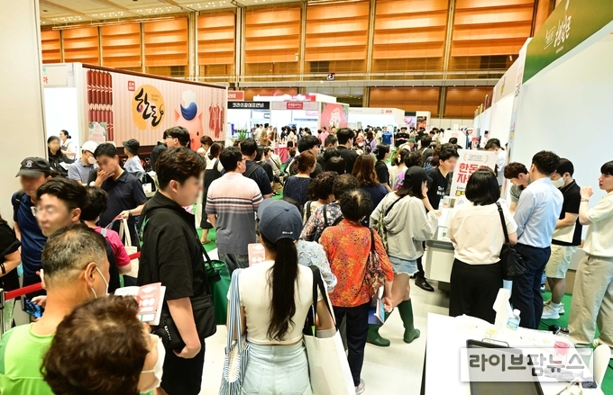 장사진을 이룬 한돈페스타 관람객 모습.
